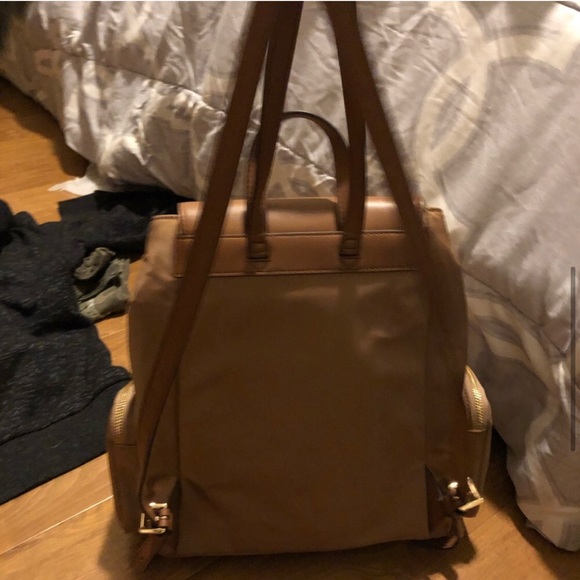 Michael Kors Abbey LG Cargo backpack Tan - Picture 4 of 8